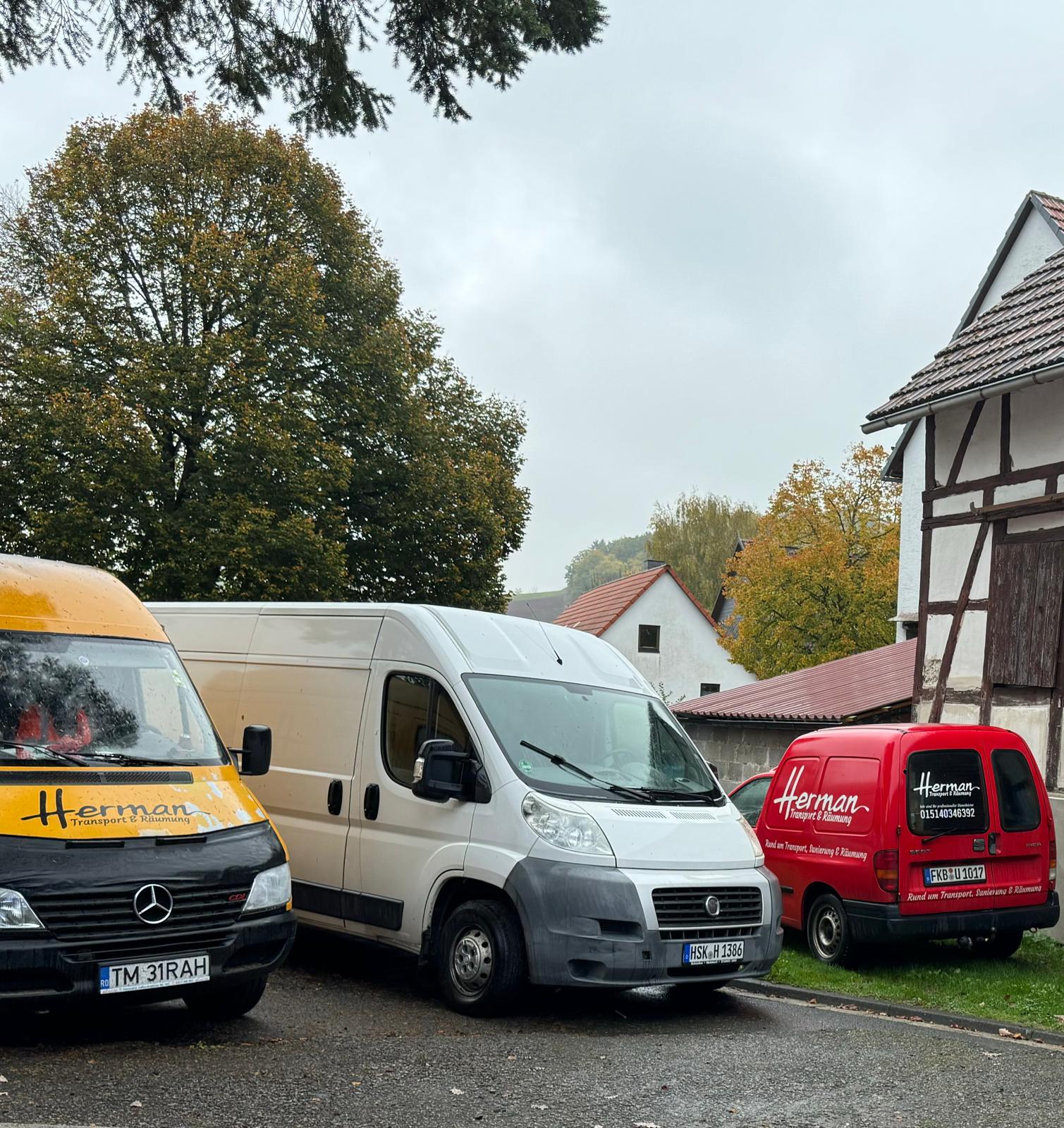 Team und Fahrzeuge von Herman Transport & Räumung
