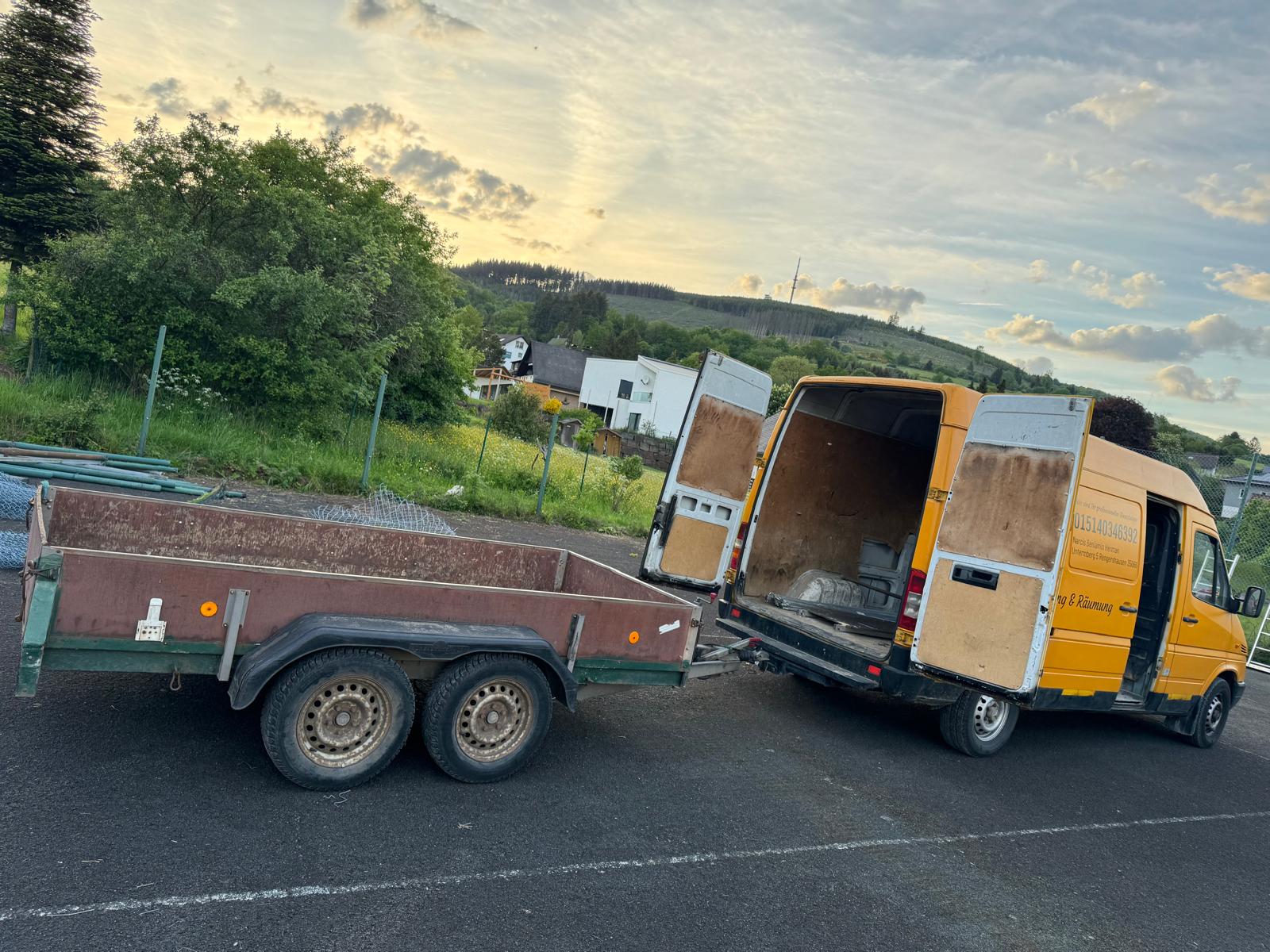 Lieferung mit Transporter und Anhänger von Herman Transport & Räumung