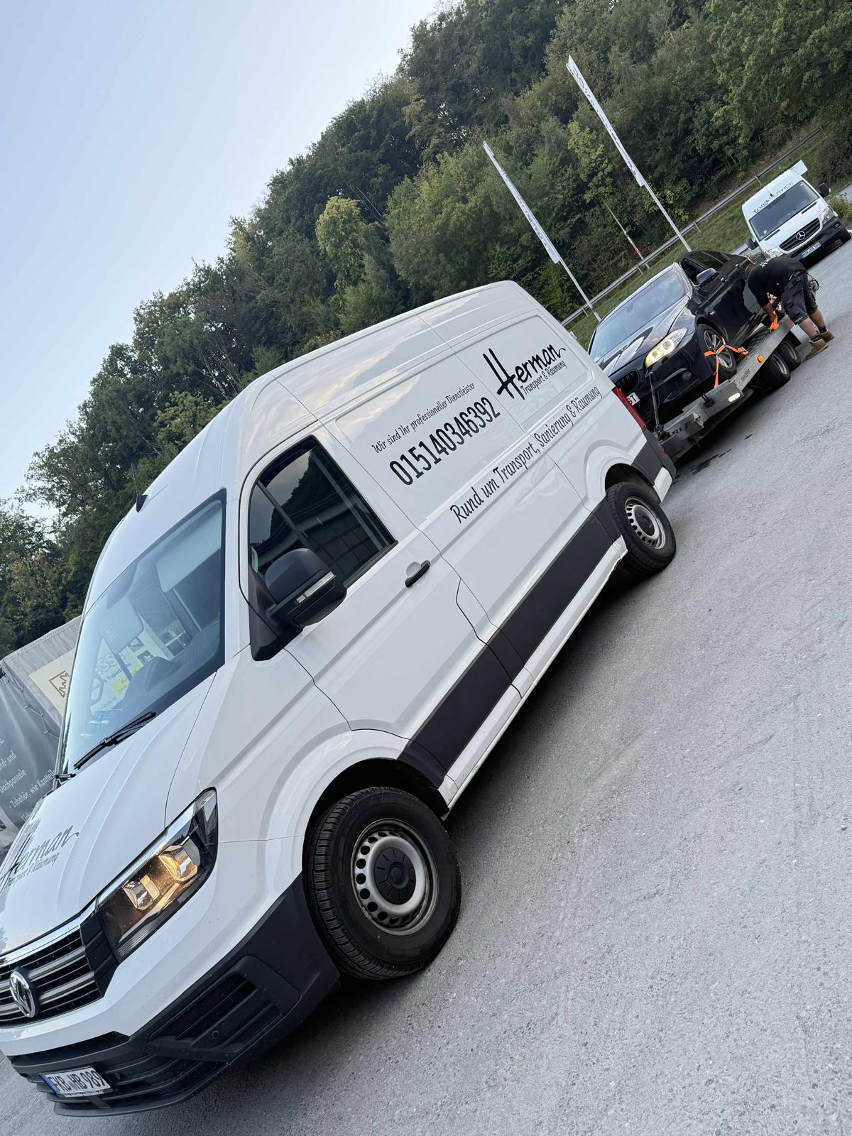 Gebrandeter Transporter der Flotte von Herman Transport & Räumung